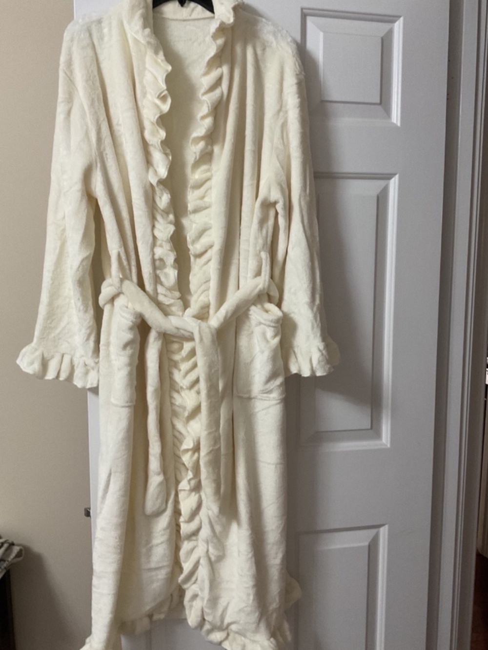 Women's New Soft Plush Ruffle Trim Off-White Robe Size Medium NWOT